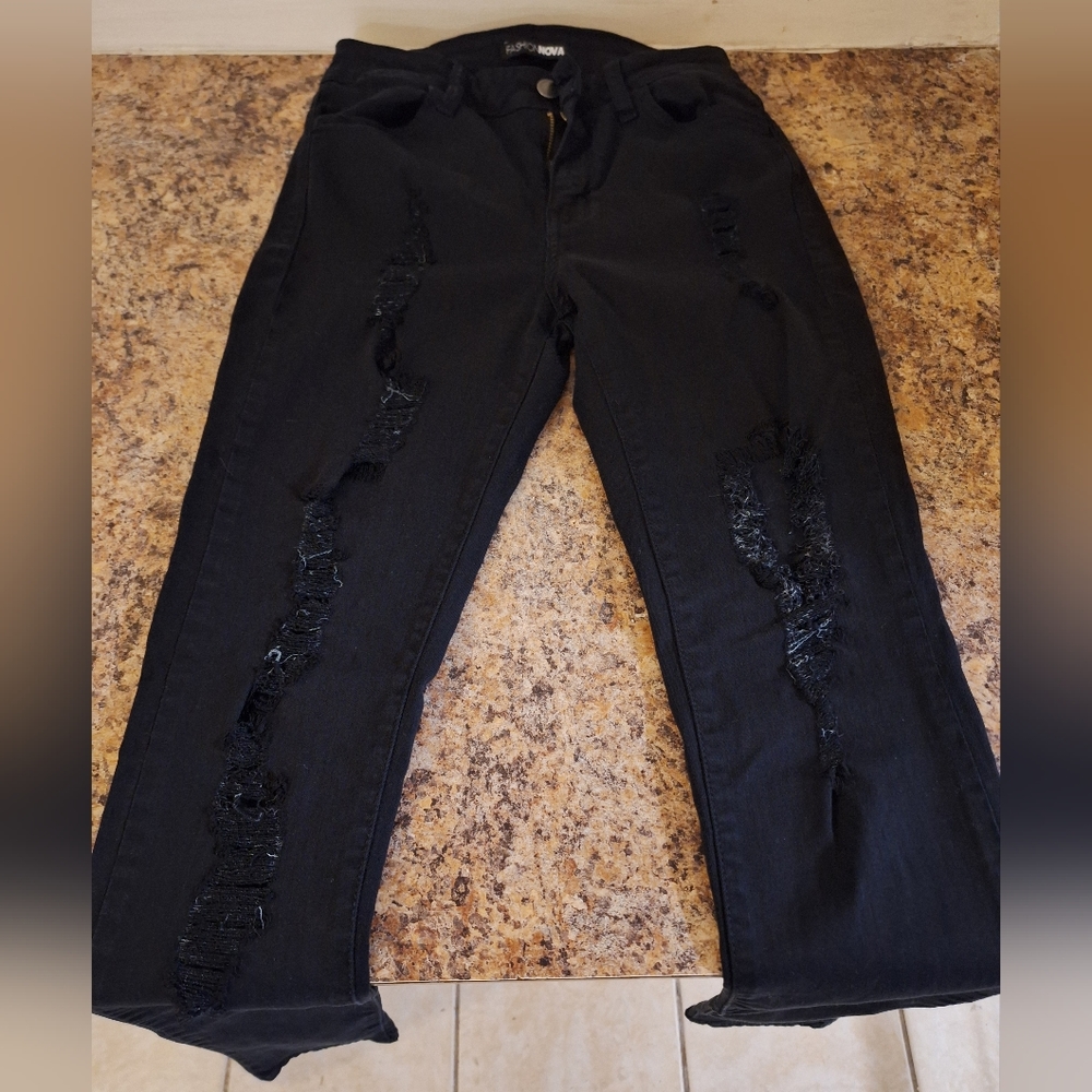 Black Fashion Nova Ripped Jean's